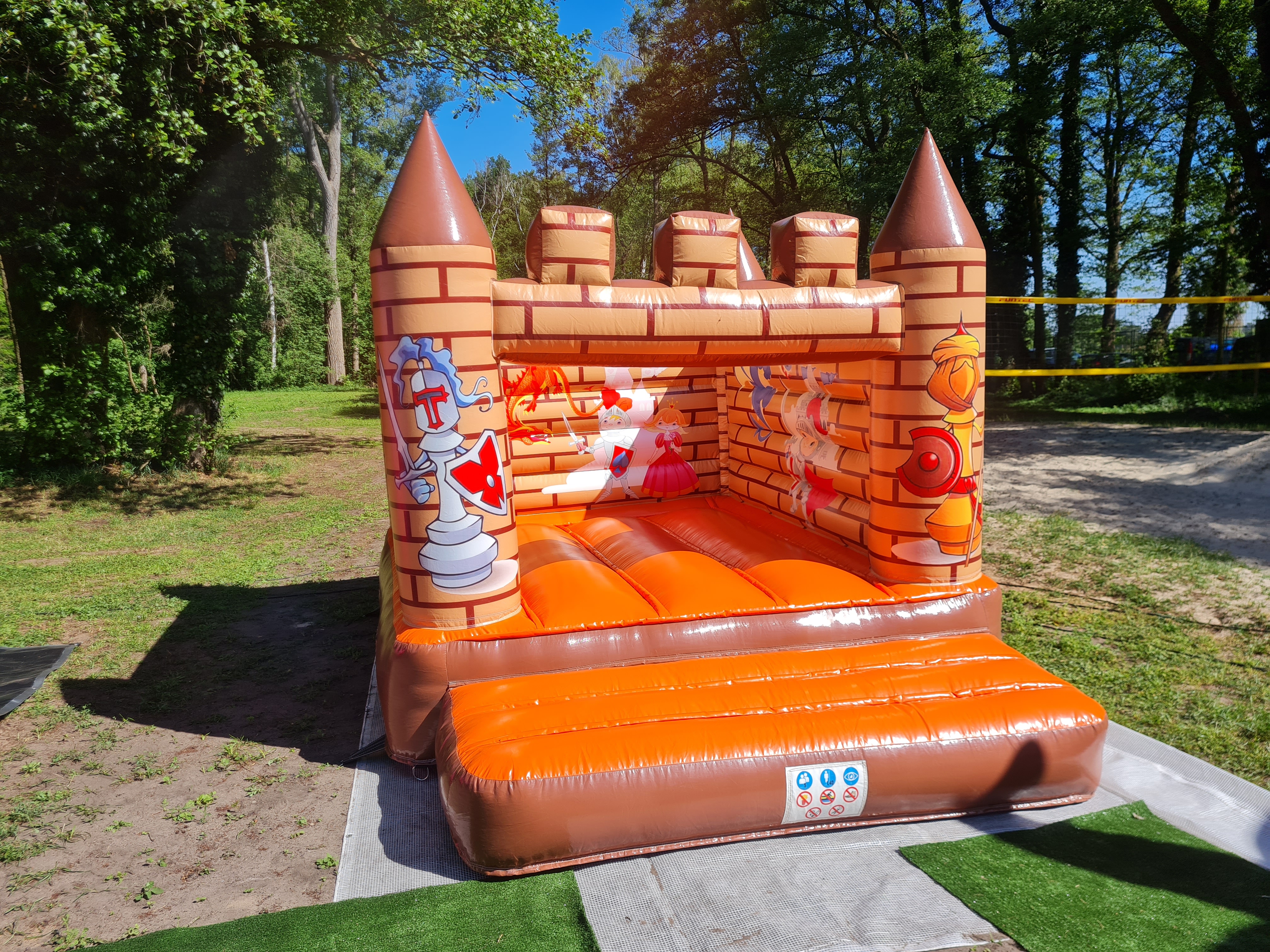 Hüpfburg kleiner Ritter